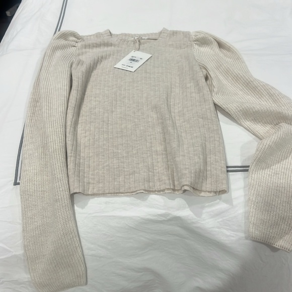 Chic Beige Ribbed Sweater - Picture 3 of 3